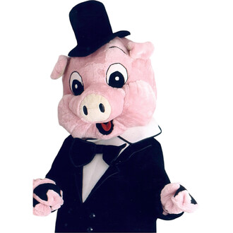 Personnage de mascotte en costume de cochon souriant, portant un haut-de-forme et un noeud papillon noir sur une tenue noire élégante.