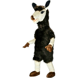 Costume d'animal en peluche représentant une créature avec une tête de cheval, un corps en fourrure brune, des bras et des pattes blanches, se tenant debout avec les bras légèrement écartés.