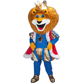 Costume de mascotte représentant un lion, avec une grande tête de lion en peluche, des yeux bleus et un sourire large. Le personnage porte une tenue bleu avec des accents dorés et une cape rouge bordée de fourrure blanche. Il se tient en position debout, 