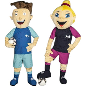 Deux personnages déguisés en mascottes de foot, l'un portant un maillot bleu clair avec un short assorti et tenant un ballon, l'autre portant un maillot noir et rose avec un ballon au pied. Ils ont des visages souriants et des couleurs vives.