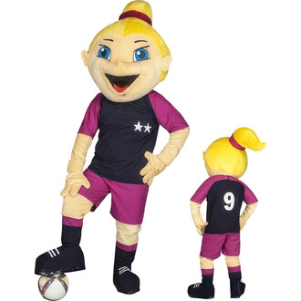 Mascotte sportive souriante avec un costume de football, portant un maillot noir et violet, avec des étoiles blanches sur la poitrine. Elle a des cheveux blonds attachés en chignon et des chaussures noires. La mascotte est présentée en pose dynamique avec