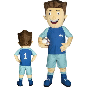 Mascotte sportive en costume, représentant un jeune garçon souriant avec des cheveux bruns. Il porte un maillot bleu et une paire de shorts de couleur turquoise, avec des chaussettes et des chaussures noires. Il tient un ballon de football dans une main e