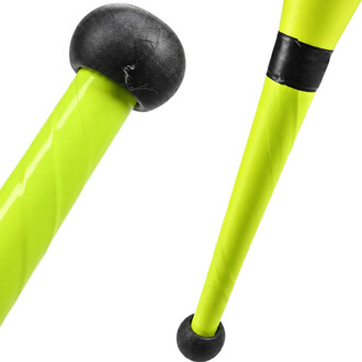Massue de jonglerie jaune fluo avec embout rond noir, gros plan sur le corps et la tête de la massue