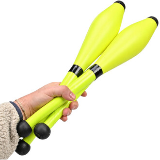 Main tenant trois massues de jonglerie Circus Beard jaune fluo avec embout rond noir, tenues ensemble par la main d'une personne portant une manche en polaire.