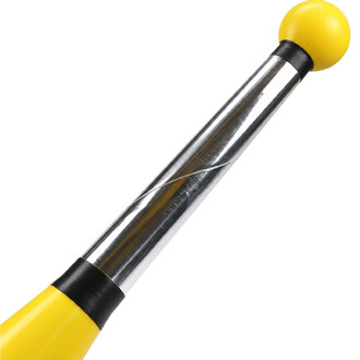 Gros plan sur le corps chromé brillant et le pommeau jaune d'une massue de jonglerie Flare, montrant les détails des embouts noirs et le reflet de la lumière sur le manche métallique.