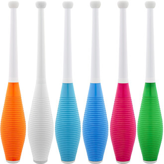 Six massues de jonglage alignées côte à côte, avec des poignées blanches et des parties inférieures rainurées de couleurs différentes : orange, blanc, bleu clair, bleu foncé, rose vif et vert. Les massues ont des têtes rondes blanches.