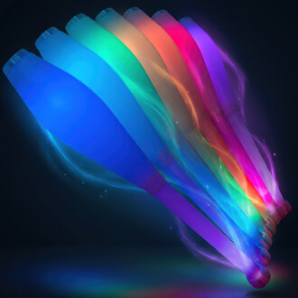 Massues lumineuses LED Lumi Pro de ThreeWorlds alignées en éventail, affichant un dégradé multicolore sur fond noir.