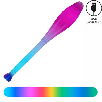 Clava de malabarismo iluminada Threeworlds Lumi Pro com um gradiente de cores que varia do azul claro ao rosa magenta, um pictograma USB indicando que é recarregável via USB e uma barra de espectro de cores na parte inferior ilustrando as diferentes cores