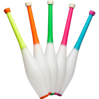 Cinq massues de jonglage Henrys Numbers, corps blancs et manches colorées en jaune lime, orange, vert, rose et bleu, posées sur fond blanc.