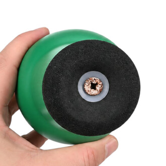 La mano di una persona che impugna la punta di una clava da giocoleria Radical Fish di colore verde, mostrando il cuscinetto in schiuma nera, la rondella grigia e la vite centrale.