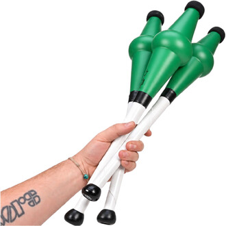 Una mano tiene insieme tre clave da giocoleria Radical Fish verdi e bianche con punte nere.