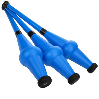 Trois massues de jonglerie Radical Fish bleues avec embouts et poignées noires, disposées en éventail sur fond blanc.