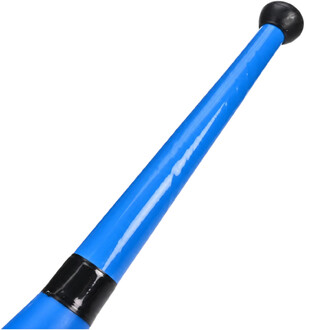 Massue de jonglerie Radical Fish bleue vue en gros plan, montrant le corps fuselé, la poignée noire et l'embout arrondi noir.