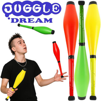 Jeune jongleur tenant une massue jaune dans sa main, regardant vers le haut avec une expression concentrée. On voit également des massues de jonglage de couleurs vives (rouge, vert et jaune) flottant autour de lui. En arrière-plan, le logo JUGGLE 'DREAM e