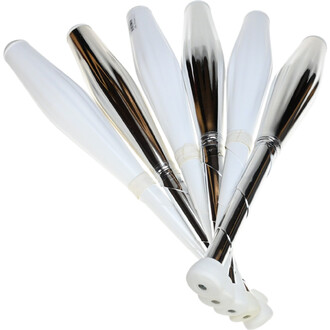 Massues de jonglerie Flash Mario Berousek avec une finition blanche et argentée, disposées en éventail. Les massues présentent des embouts blancs et des zones brillantes sur la partie supérieure.