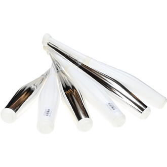 Massues de jonglerie Flash Mario Berousek disposées en éventail, avec des corps blancs et des embouts argentés brillants, présentant un design élégant et moderne.
