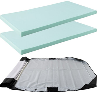 Matelas de réception certifié composé de deux épaisseurs de mousse verte claire, superposées, et d'un revêtement de protection noir et blanc en bas, plié pour le rangement.