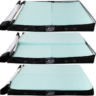 Matelas de réception avec une surface en mousse de couleur bleu clair et une structure en bord noir. Le matelas est présenté sous trois angles pour montrer ses différentes positions ou configurations. Des rouleaux en tissu noir et blanc sont présents sur 