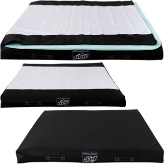 Matelas de réception certifié représentant trois angles : un matelas épais avec une surface supérieure blanche et des côtés noirs, avec une texture légèrement ondulée sur la partie supérieure. Le logo de la marque est visible sur le côté.