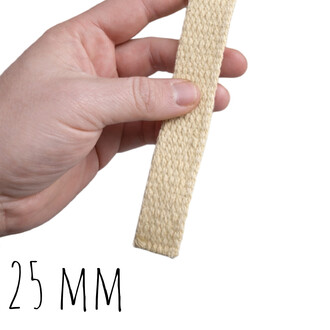 Mèche Kevlar beige tressée, largeur 25 mm, tenue dans une main.