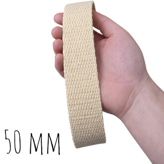 Mèche Kevlar beige, bande tissée de 50 mm de largeur tenue dans une main.