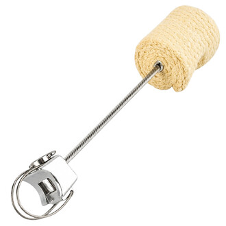 Gros plan sur la mèche beige tressée pour hula hoop feu Threeworlds, insérée dans un support métallique avec câble en acier torsadé.