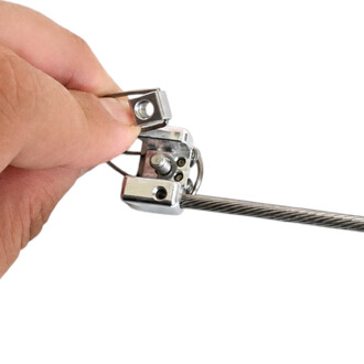 Gros plan d'une main tenant une petite pièce métallique avec trou, fixée sur un câble en acier torsadé — composant d'attache de la mèche pour Hula Hoop Feu Threeworlds.