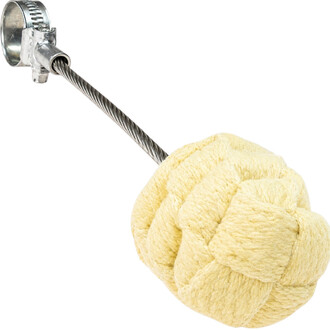 Vue rapprochée d’une connectique métallique avec câble en acier torsadé, reliée à une corde beige épaisse enroulée.