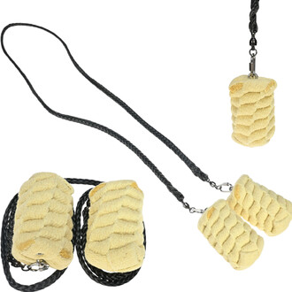 Deux masses enroulées de corde beige sont positionnées aux extrémités de deux cordes noires tressées, avec un motif de tissage visible sur les masses, le tout suspendu. Une mass est mise en avant sur le côté droit, tandis que les deux autres sont regroupé