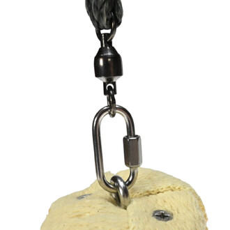 Détail d'un accessoire de jonglerie Meteor Twista Black, montrant un crochet en métal attaché à une corde noire ainsi qu'une partie de matériel en jute de couleur claire.