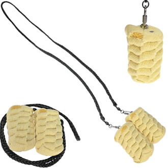 Accessoires de jonglerie Meteor Twista, comprenant deux masses jaunes reliées par des cordes noires. Un des accessoires est suspendu, affichant une texture côtelée, tandis que les deux autres sont posés sur une surface.