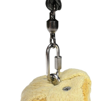 Bouton en tissu jaune du Meteor Twista avec un clip métallique attaché, sur fond blanc.
