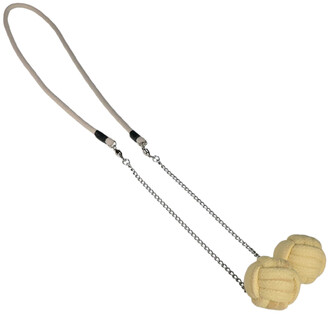 Meteor de feu Gora avec deux boules en tissu beige fixées à une chaîne, reliées par un fil de connexion. Les poignées sont en caoutchouc noir et crème.