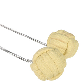 Meteor de feu Gora avec deux boules en tissu jaune reliées par une chaîne métallique.