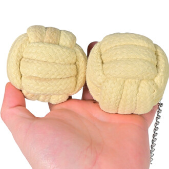 Deux boules en tissu tressé, de couleur beige, sont tenues dans une main. Elles sont conçues pour être utilisées avec une chaîne, typiques des équipements de jonglerie.