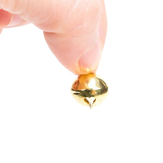 Mini grelot de 14 mm de couleur dorée, tenu entre le pouce et l'index dans un fond blanc.