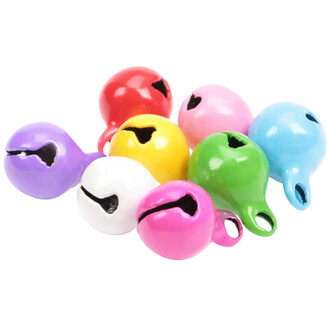 Mini grelots colorés de 6 mm, regroupés. Les grelots sont de différentes couleurs comme violet, rouge, jaune, rose, blanc, vert et bleu, chacun avec une petite fente pour un son distinctif.