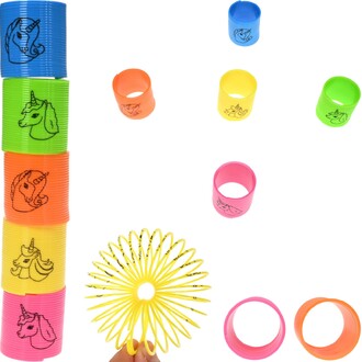 Image du Mini Springy Licorne, présentant un assortiment de ressorts colorés en plastique. À gauche, plusieurs ressorts empilés avec des illustrations de licornes en noir sur un fond coloré (bleu, vert, orange, jaune, rose). Au centre, un ressort jaune en
