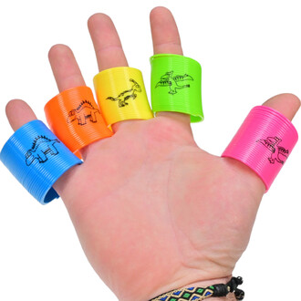 Main ouverte avec cinq mini ressorts colorés pour les doigts, en bleu, orange, jaune, vert et rose, chacun portant un dessin de dinosaure.
