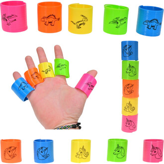 Mini Springy : assortiment de bracelets ressort colorés avec imprimés d’animaux stylisés (licornes et dragons) portés sur une main.