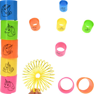 Image du Mini Springy Licorne, présentant un assortiment de ressorts colorés en plastique. À gauche, plusieurs ressorts empilés avec des illustrations de licornes en noir sur un fond coloré (bleu, vert, orange, jaune, rose). Au centre, un ressort jaune en