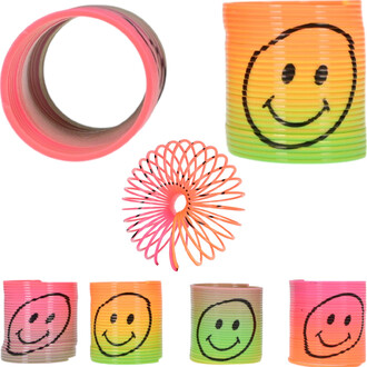 Image de plusieurs ressorts colorés Mini Springy Smiley, avec des visages souriants dessinés. Un ressort est déplié en forme spiralée au centre, entouré de plusieurs ressorts empilés de couleurs variées (rose, orange, vert) avec des sourires sur le devant