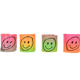 Quatre mini ressorts colorés avec des visages souriants dessinés. Les ressorts sont de teintes variées, notamment rose, orange et vert, et sont alignés les uns à côté des autres.