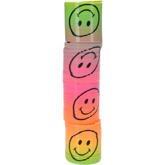 Coupes en plastique de couleur vive empilées, ornées de visages souriants dessinés dessus, avec des couleurs allant du vert en haut, suivi de rose, orange et jaune en bas.
