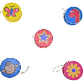 Cinq mini yoyos en bois colorés, affichant des motifs ludiques : un papillon sur un yoyo jaune, un dinosaure sur un yoyo bleu, une étoile sur un yoyo rouge, un visage de singe sur un yoyo bleu, et une fleur sur un yoyo rose. Les yoyos sont disposés en cer