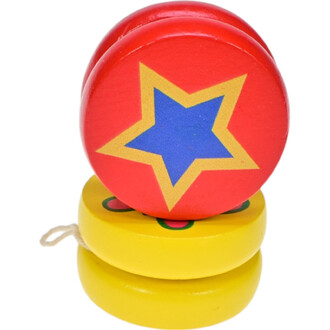 Mini yoyos en bois empilés. Le yoyo supérieur est rouge avec une étoile bleue. Deux yoyos jaunes sont en dessous, décorés de motifs colorés.