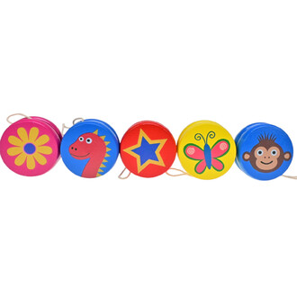 Cinq mini yoyos en bois de couleurs vives, chacun décoré avec des motifs amusants : une fleur jaune sur fond rose, un dinosaure rouge, une étoile rouge sur un fond bleu, un papillon rose et vert sur fond jaune, et un visage de singe souriant sur fond bleu