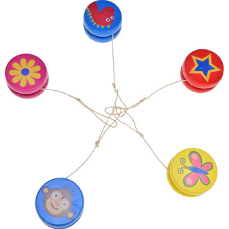 Mini yoyo en bois coloré avec des motifs ludiques. L'image montre cinq yoyos distincts connectés par des cordes : un yoyo rouge avec une étoile, un yoyo bleu décoré d'un insecte, un yoyo rose orné d'une fleur, un yoyo jaune avec un papillon et un yoyo ble