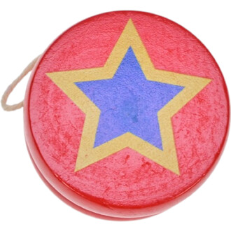 Mini yoyo en bois de couleur rouge avec une étoile bleue entourée d'un contour jaune. Une ficelle est attachée au yoyo pour le lancer et le ramener.
