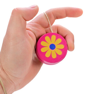 Main tenant un mini yo-yo en bois, de couleur rose, décoré d'un motif de fleur jaune et bleue sur le dessus. Le yo-yo est attaché à une ficelle, prête à être lancée.